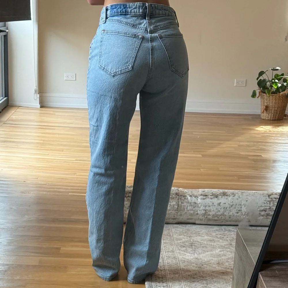 Abercrombie 90s Relaxed Jean High-Rise Straight Leg - Light Blue - Picture 2 of 4